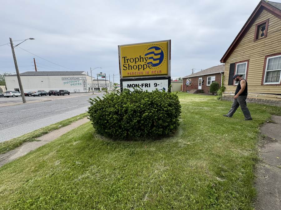 3111 Brady front — before (Trophy Shoppe)