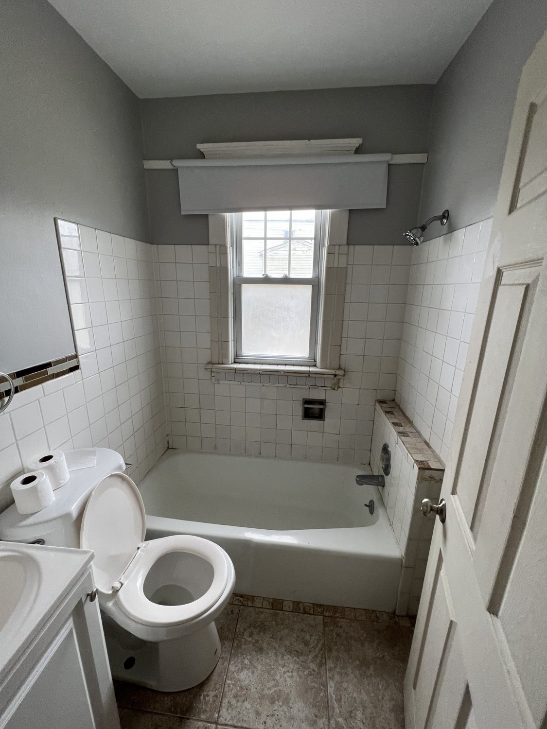 2815 Dubuque bathroom before