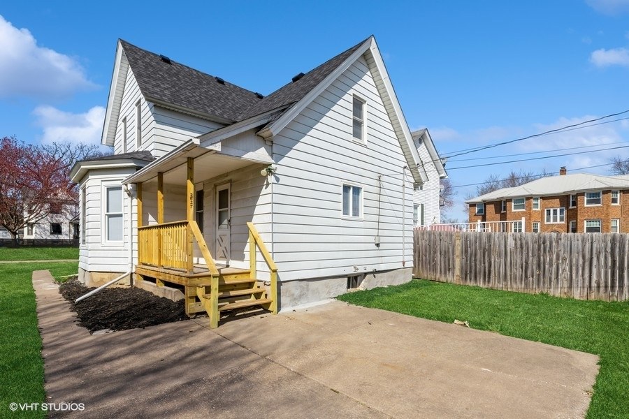 2627 Fair Avenue porch after