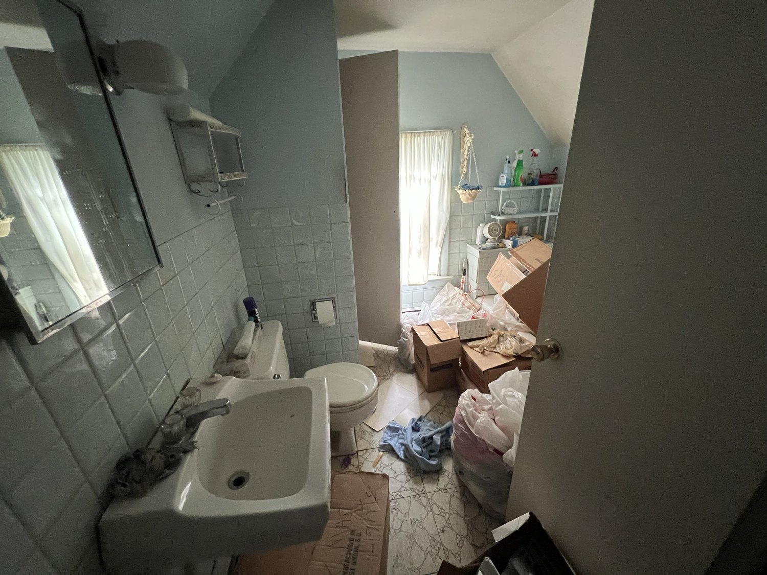 2627 Fair Avenue bathroom before