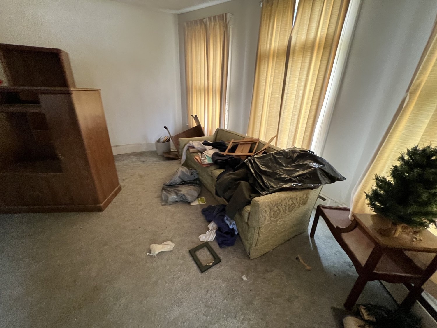 2627 Fair Avenue living room before