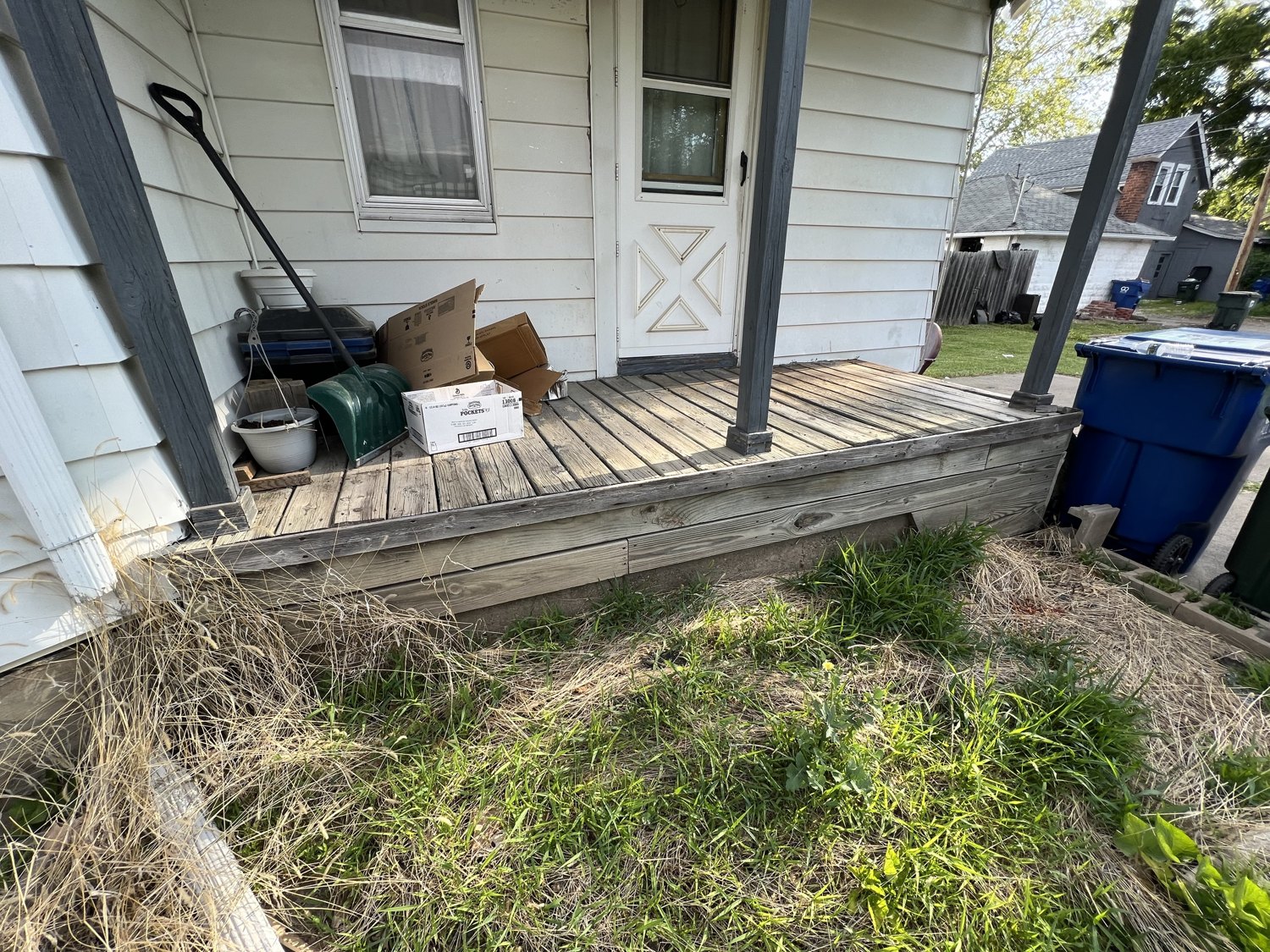 2627 Fair Avenue porch before